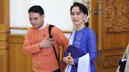 Phyo Zeya Thaw (till vänster) var parlamentsledamot för NLD. Här tillsammans med dåvarande statskanslern Aung San Suu Kyi.