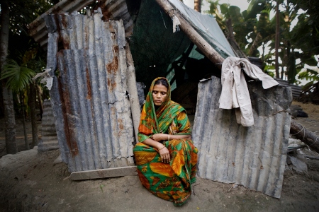 Orkanfara. De senaste årtiondena har orkaner blivit allt vanligare och trots stora insatser når hjälp ofta inte de drabbade. Khodeza Begum förlorade sitt hem i orkanen Sidr 2007, men bor fortfarande i ett tält.