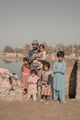 Abdul Razzaq tillsammans med sina fem barn förlorade allt när bevattningskanalen svämmade över och vattenmassorna förstörde stora delar av byn Kanhi Panyal. Idag bor Abdul, barnen och hans hustru under en presenning och sover på marken.
