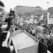 Victor Jara på besök i Helsingfors 1969 där han sjunger vid en demonstration mot USA:s krig i Vietnam.