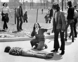 CHOCKEN. John Filos berömda bild när Mary Ann Vecchio skiker ut sin ångest vid en av de studenter som Nationalgardet sköt ihjäl den 4 maj 1970.
