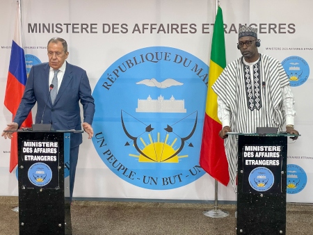Rysslands utrikesminister Sergej Lavrov håller presskonferens med Malis utrikesminister Abdoulaye Diopand i Malis huvudstad Bamako den 7 februari.