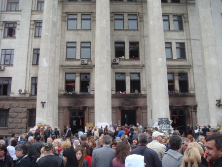 Minnesceremoni utanför det utbrända fackföreningshuset i Odessa i maj 2014.