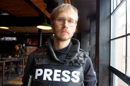 Igor Chekachkov, 33, frilansfotograf från Kharkiv, har nyss fått låna skyddsutrustning av RSF.