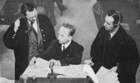 Försvarsadvokaterna Friedrich Bergold och  Rudolf Aschenauer tillsammans med chefsåklagaren  Benjamin Ferencz (mitten) vid en av rättegångarna i Nürnberg mot Einsatzgruppen.