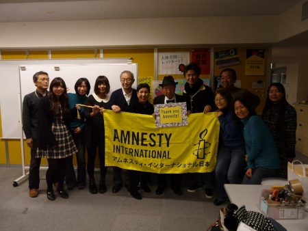 Iwao Hakamada besöker Amnesty Internationals kontor i Japan i december 2014.