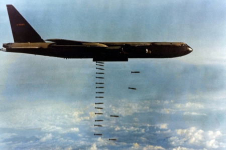 Ett amerikanskt B-52-plan lägger ut sin bombmatta över Nordvietnam julen 1972.
