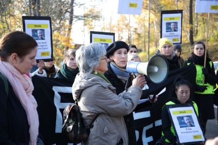 STÄNGDA GRINDAR. Maja Åberg håller tal utanför Irans ambassad den 1 november.