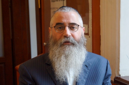 Rabbinen Avram Wolff, ansvarar för en av synagogorna i staden Odessa. Den judiska minoriteten har minskat med 10 000 personer sedan den ryska invasionen av Ukraina eftersom man fruktar ett anfall.