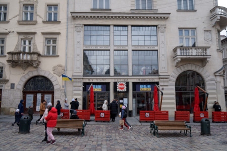 Vid Rynoktorget  ligger Lviv Media Center inhyst i ett mikrobryggeri.