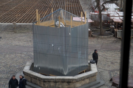 Vid Rynoktorget i Lviv finns många värdefulla statyer som måste skyddas mot robotar och bomber.
