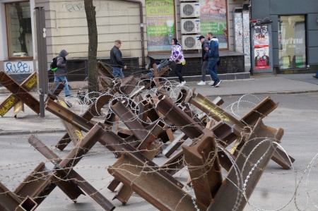 Många av gatorna i Odessa är avspärrade med taggtråd och stridsvagnshinder för den händelse att ryska trupper anfaller staden.