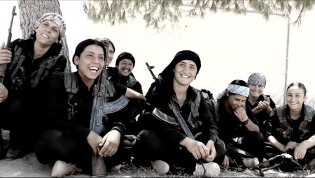 Frivilliga i YPJ-milisen förbereder sig på att försvara Kobane mot IS.