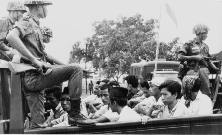 Medlemmar i Pemuda Rakyat, kommunistpartiets ungdomsförbund, förs bort av militären i Jakarta 30 oktober 1965. Närmare två miljoner fängslades och upp till en miljon människor mördades.
