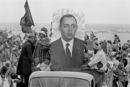 Med porträtt av kung Hassan II går den 6 november 1975 tiotuentals marockaner över gränsen till Västsahara.