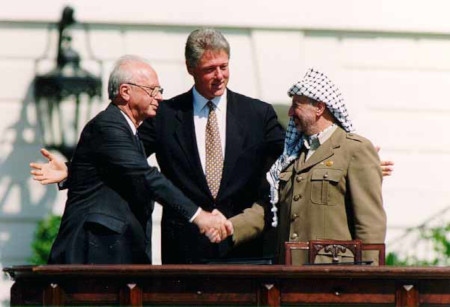 Yitzhak Rabin, Bill Clinton och Yassir Arafat möts i Vita huset den 13 september 1993. Osloavtalet gav dock ingen bestående fredslösning.