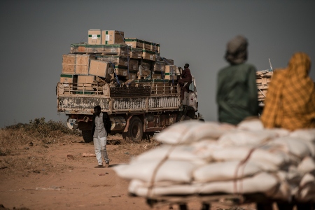 En lasbil med förnödenheter väntar på att få åka över gränsen in i Tchad