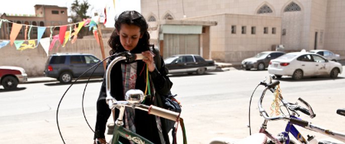 Waad Mohammed spelar huvudrollen som Wadjda i ”Den gröna cykeln”.