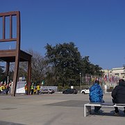 Broken chair monument. Här ses ofta demonstrationer, som denna med koppling till MR-situationen i Iran.