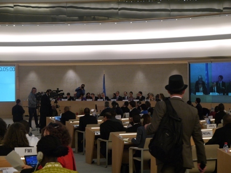 FN:s generalsekreterare Ban Ki-moon håller i en av punkterna i stora sessionssalen vid den 22:a sessionen av FN:s råd för mänskliga rättigheter i Genève. Sveriges ständiga representation i Genève har en medarbetare på observatörsplats i rådet.