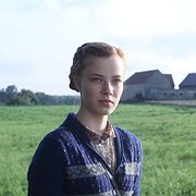 Saskia Rosendahl är mycket övertygande i rollen som Lore.