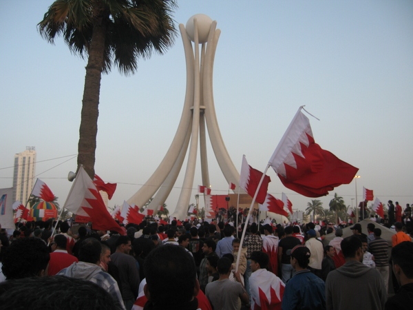 Demonstration vid Pärlrondellen i Manama den 22 februari 2011. Monumentet revs senare av myndigheterna.