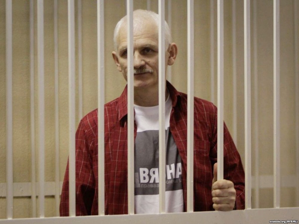 Ales Bialiatski under rättegången i november 2011.