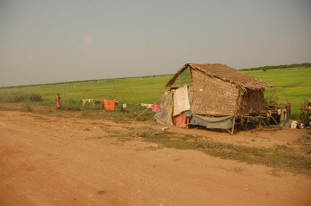 Många kambodjaner bor fattigt. 