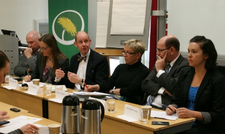 Paneldiskussion. Från vänster: Torbjörn Björlund (V), Bodil Ceballos (MP), Ulrik Nilsson (M), Kerstin Lundgren (C), Urban Ahlin (S) och Anna Ek (Svenska Freds).
