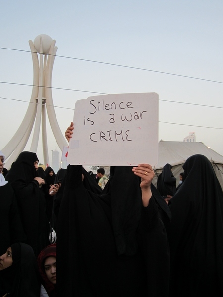 Demonstranter vid Pärlrondellen i Manama i februari 2011. Efter några veckor slogs protesterna ned och monumentet revs.
