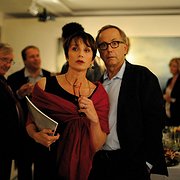 Kristin Scott Thomas och Fabrice Luchini beskådar modern konst i ”Bakom stängda dörrar”. 