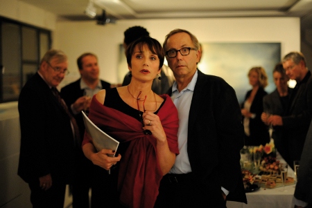 Kristin Scott Thomas och Fabrice Luchini beskådar modern konst i ”Bakom stängda dörrar”.