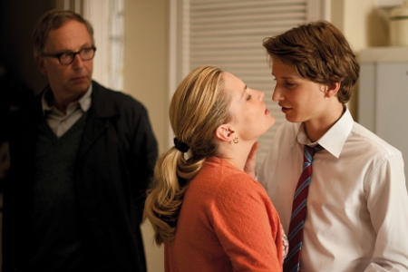 Vad händer här? Germain (Fabrice Luchini) undrar vad hans elev Claude (Ernst Umhauer), till höger, gör med sitt uppsatsämne Esther Artole (Emmanuelle Seigner).