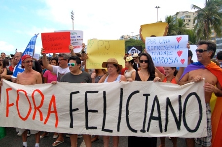 Ut med Feliciano var budskapet när cirka 200 personer samlades i Rio de Janeiro.