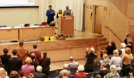 Stående ovationer för Ahmed Agiza i plenum. En tårögd Rose-Marie Asker tackade för anförandet.