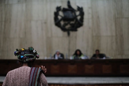 Ixilkvinnan Magdalena Marcos De Leon från Nebaj möter rättvisan för första gången. Hon berättade i rättssalen hur armén grep och halshögg hennes man. "Jag och mina fem barn flydde ut i skogen och levde länge där på vilda örter.