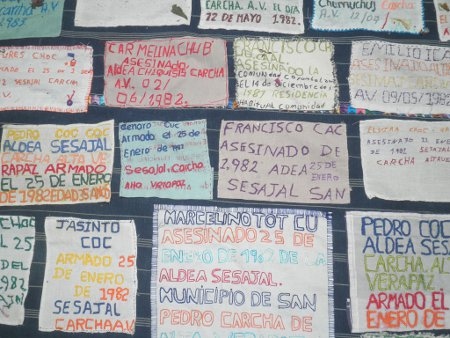 Demonstranter från Ixilregionen har gjort ett kollage utanför rättssalen med namnen på sina massakrerade anhöriga 1982-1983.