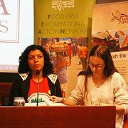  Ednalva Moreira (till vänster), från de jordlösas rörelse i Brasilien, anser att storskalig produktion inte respekterar naturens gränser och att det skapar färre jobb än små jordbruk.