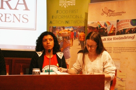  Ednalva Moreira (till vänster), från de jordlösas rörelse i Brasilien, anser att storskalig produktion inte respekterar naturens gränser och att det skapar färre jobb än små jordbruk.