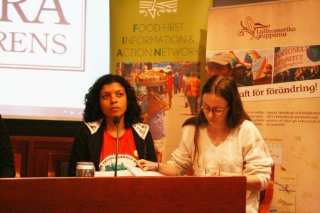 Ednalva Moreira (till vänster), från de jordlösas rörelse i Brasilien, anser att storskalig produktion inte respekterar naturens gränser och att det skapar färre jobb än små jordbruk.