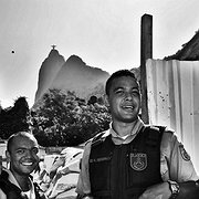 Poliserna Leandro och Hugo patrullerar i Santa Marta.
