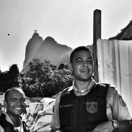 Poliserna Leandro och Hugo patrullerar i Santa Marta.