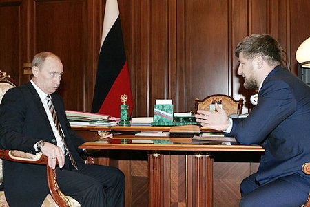 Vladimir Putin, då premiärminister i Ryssland, tar emot Ramzan Kadyrov 2008. 