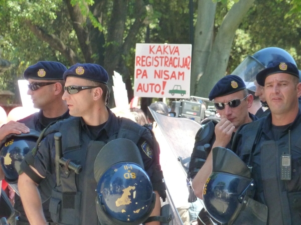 Registrerat partnerskap är lagligt i Kroatien men en deltagare bar en skylt med texten: Vadå registrering? Jag är ingen bil!