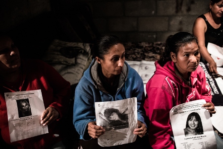 Jolanda Betancourt , Rosa Maria Apodaca samt Juana Ibarra håller upp flygbladen med efterlysningarna på sina döttrar: Janet försvunnen sedan 23 maj 2011. Patricia försvunnen sedan 7 juni 2011. Gabriela försvunnen sedan 8 maj 2011.