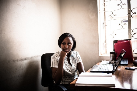 Charity Ahumuza Achrig är advokat och arbetar på Refugee Law Project – en ugandisk människorättsorganisation. Organisationen berättar om att majoriteten av de rwandier som flytt till Uganda sedan 2011 uppger att de är förföljda för sina politiska åsikter.