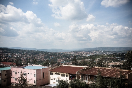 Rwandas huvudstad Kigali är en modern och ren stad och landet har de senaste åren hyllats för sina ekonomiska och sociala framsteg. Men samtidigt fängslas och hotas kritiska journalister och oppositionella politiker. Många har tvingats fly landet.