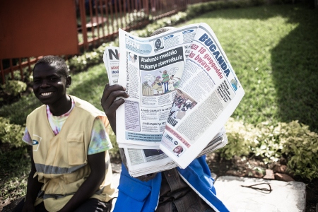 Även om Rwandas konstitution garanterar en fri press begränsas den av flera klausuler och diffusa lagar – där ibland en lag som förbjuder förnekelse av folkmordet används flitigt mot kritiska medier och oppositionella. Andra lagar förbjuder uppmuntran till divisionism och förolämpningar.