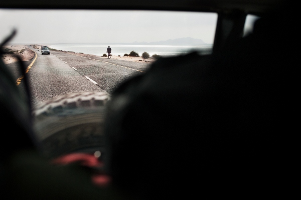 Danish Refugee Council och Röda halvmånen kör varje morgon och eftermiddag den 12 mil långa kustvägen längs Jemens sydvästra spets. 
