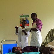  Familjeplanering i Uganda. Twesigye Christente väntar på att få preventivmedel på en hälsoklinik i Kinaaba i Uganda medan maken håller parets yngsta barn. 